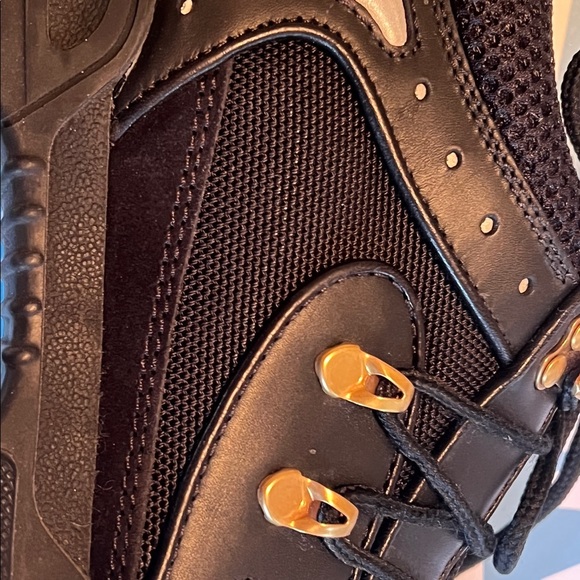 Gucci iconic flashtrek in black and gold. Size UK 10- runs US 10.5/11. - Picture 9 of 13